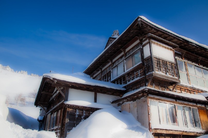 A clear winters day showing the architectural detail of the ryokan.